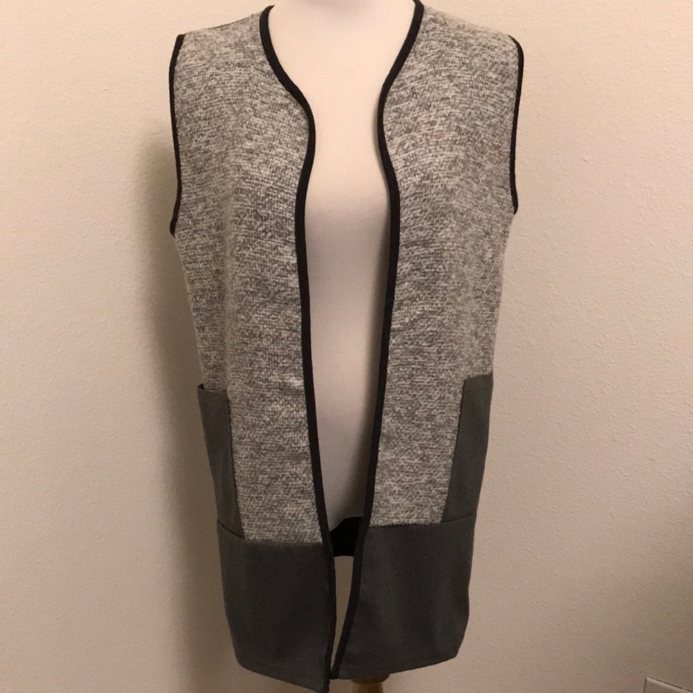 💚2 for $15💚 Gray Sleeveless Sweater Cardigan